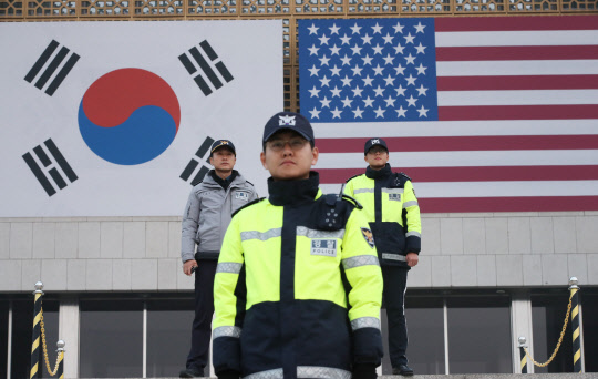 도널드 트럼프 미국 대통령의 국회 연설이 예정된 8일 오전 국회 의사당 앞에서 경찰들이 경계근무를 서고 있다.